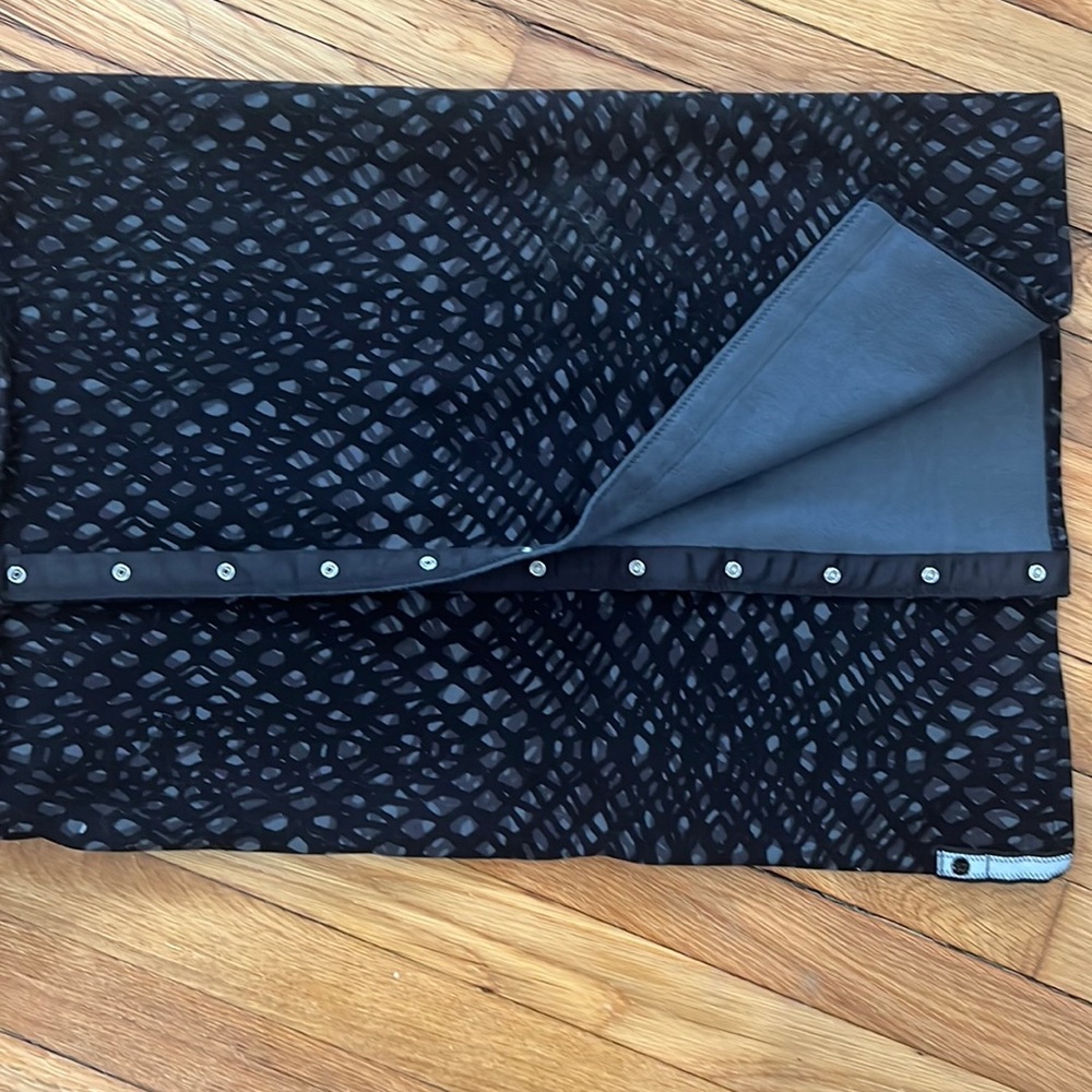 Lululemon customizable snap scarf